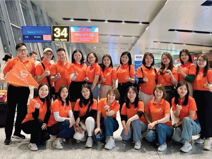Đội ngũ Vitamin Go tại cửa ra 34, sân bay Incheon